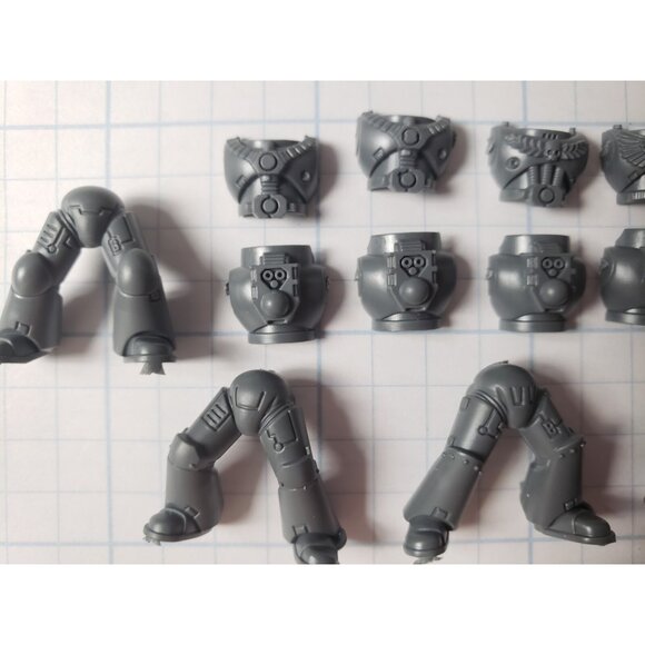 Warhammer 40k Space Marine Bits NTS Tactical Squad Legs & Torso x5 Set B - Picture 4 of 4